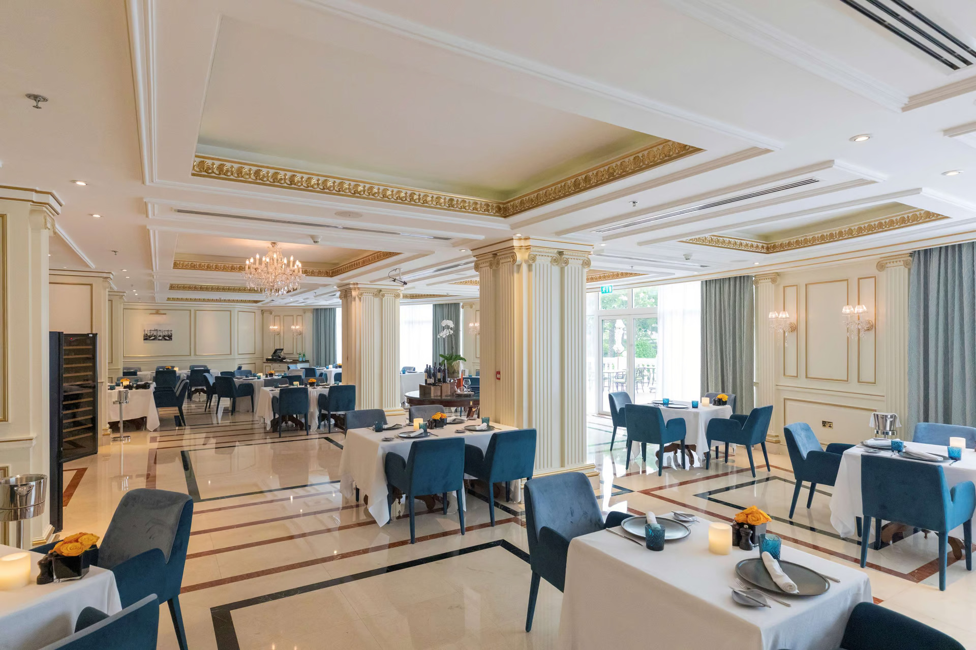 Kempinski Palm Jumeirah Hotel & Residences-Glavni restoran.jpg