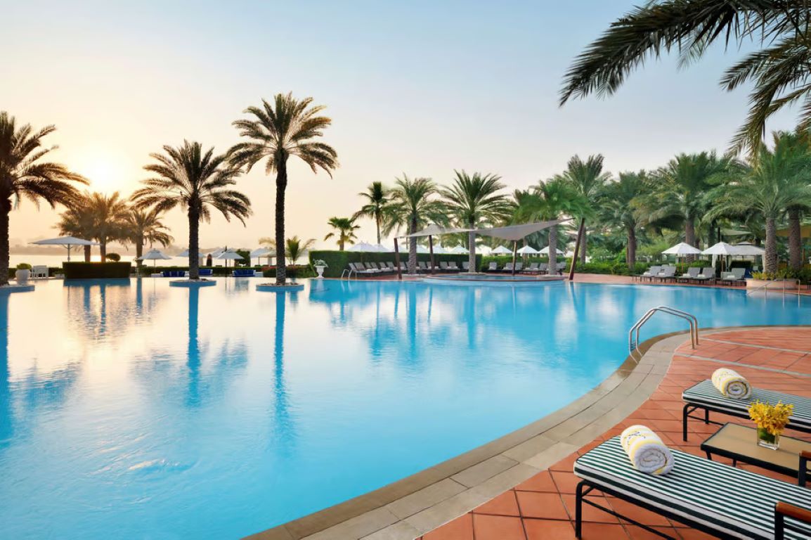 Kempinski Palm Jumeirah Hotel & Residences-Oblast oko bazena.jpg