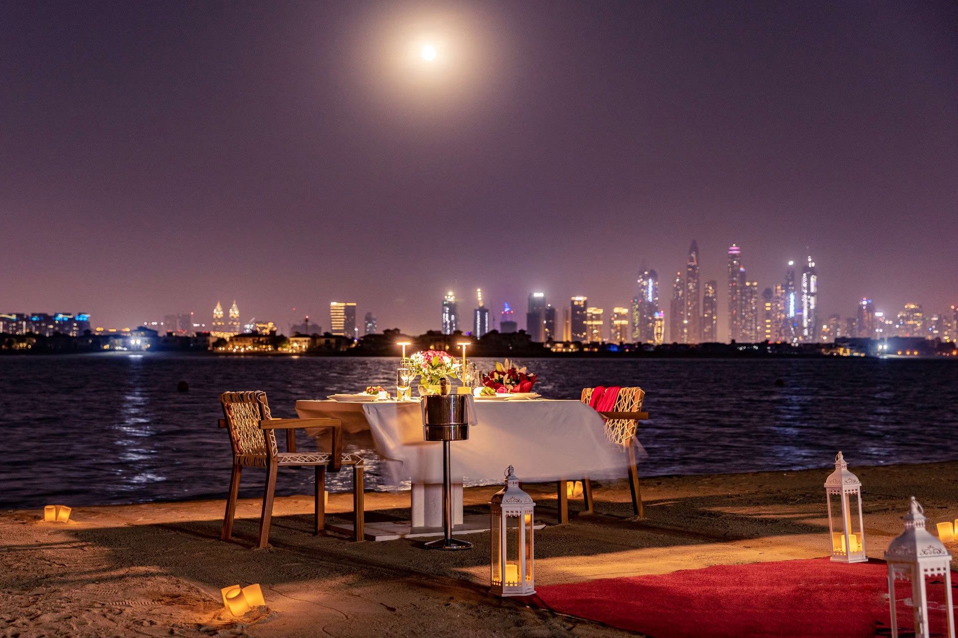 Kempinski Palm Jumeirah Hotel & Residences-Restoran na plazi.jpg