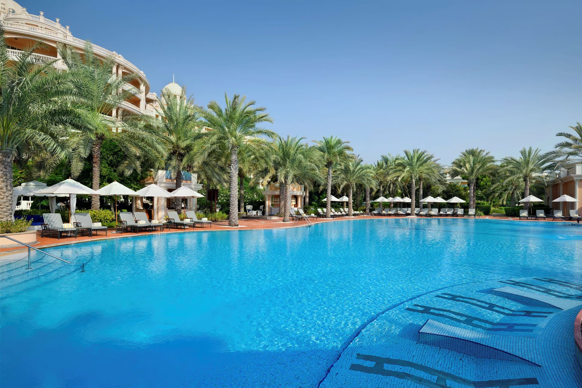 Kempinski Palm Jumeirah Hotel & Residences-Spoljasnji bazen.jpg