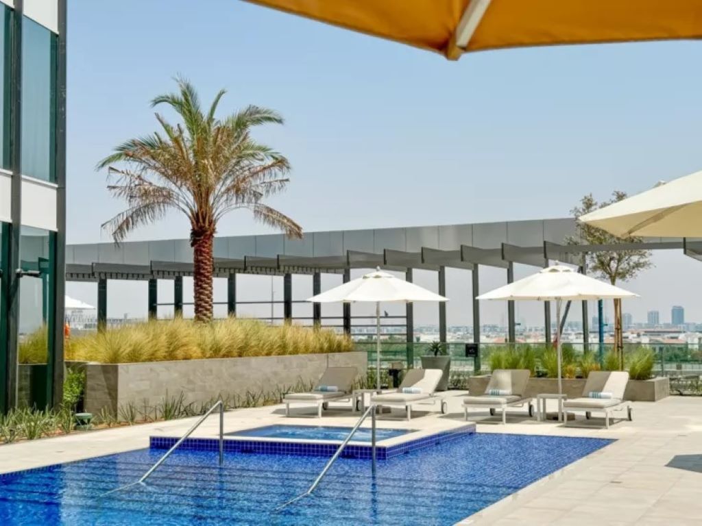 Holiday Inn Dubai Business Bay-Oblast oko bazena.jpg