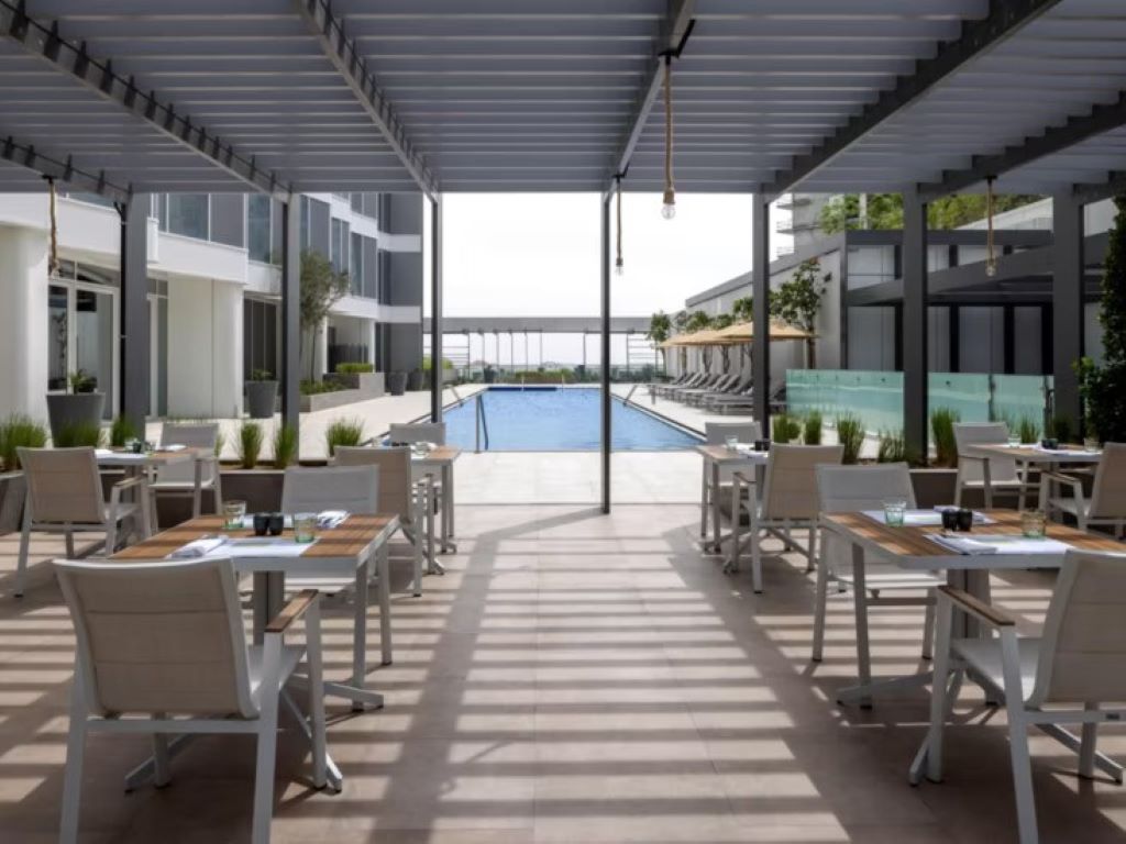 Holiday Inn Dubai Business Bay-Terasa restorana.jpg