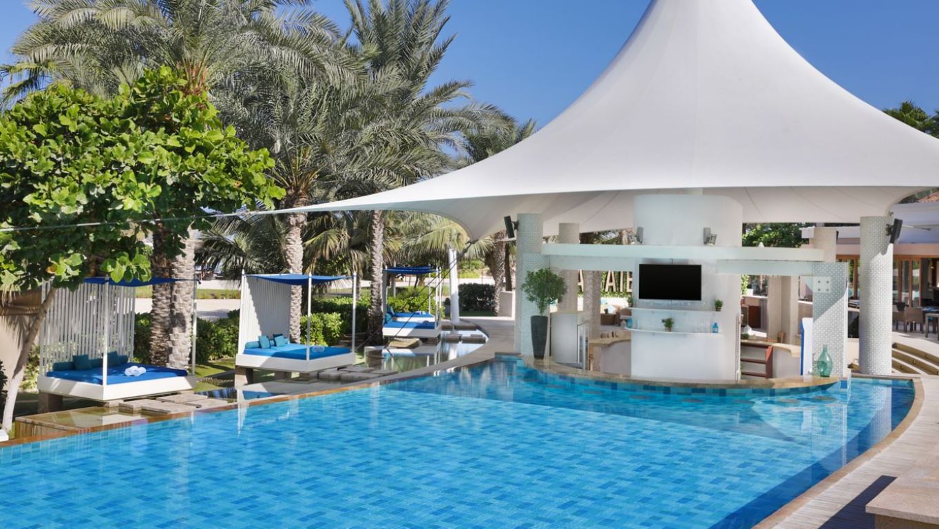 The Ritz Carlton Dubai-Bar pored bazena.jpg