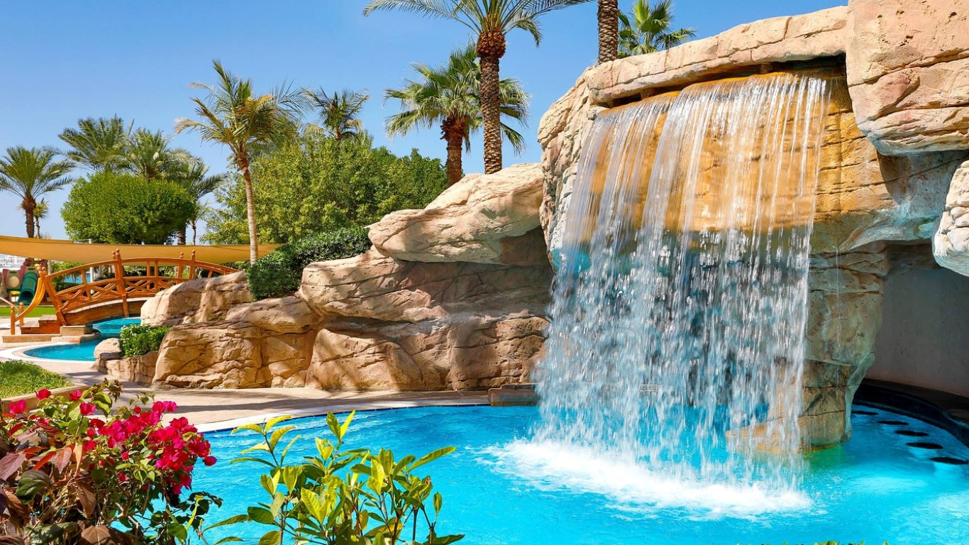 The Ritz Carlton Dubai-Bazen sa vodopadom.jpg