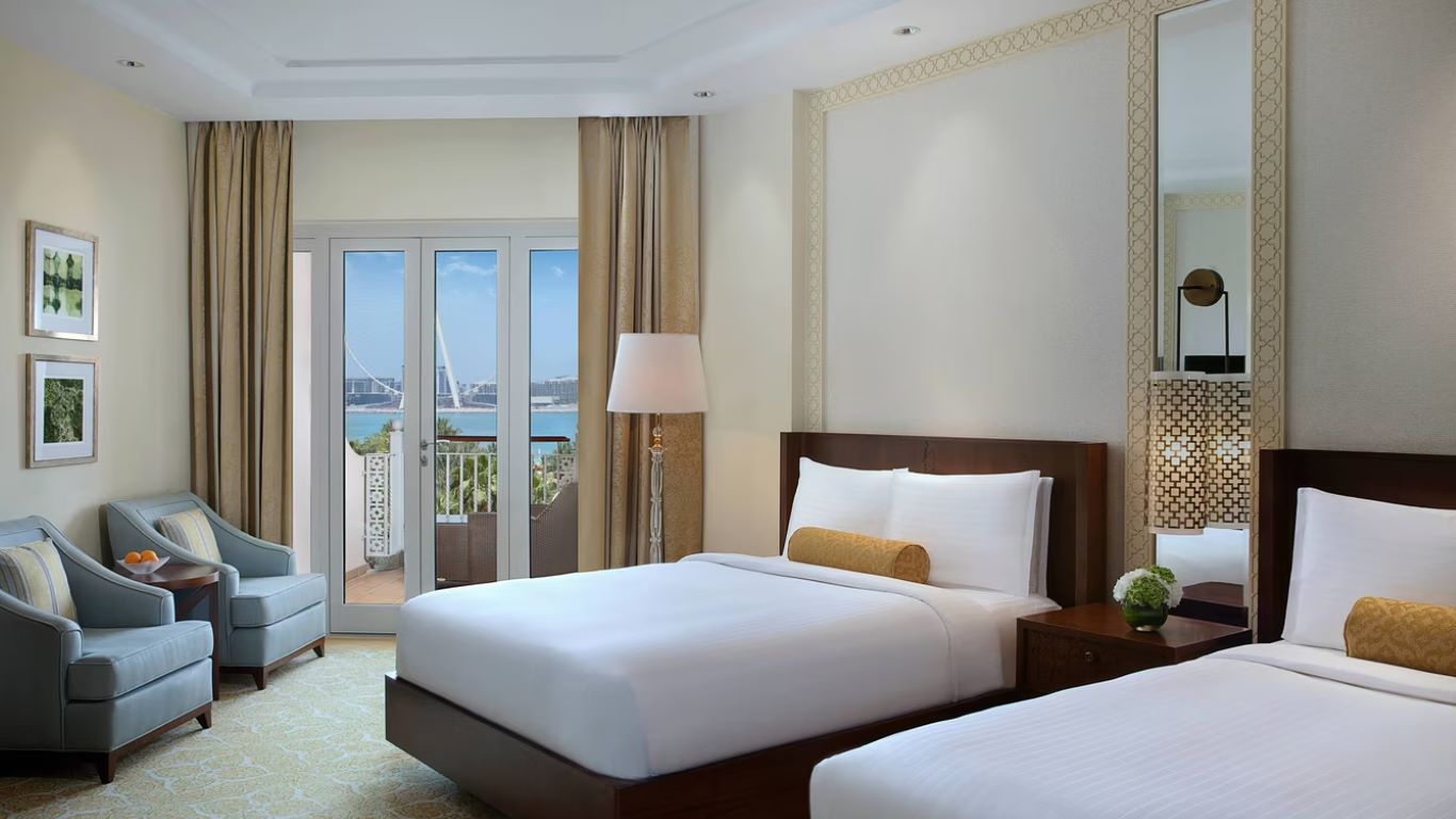 The Ritz Carlton Dubai-Club Ocean ciew soba.jpg