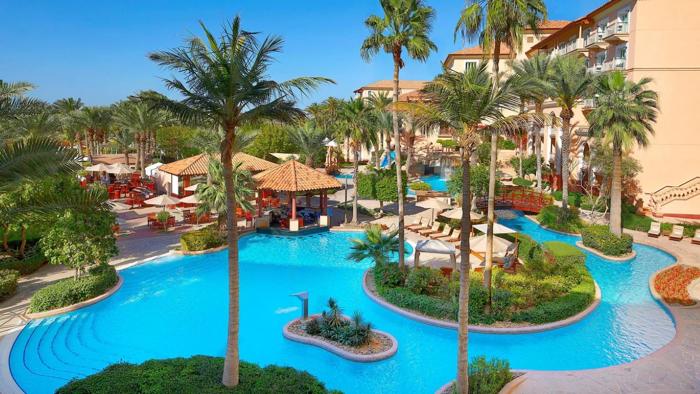 The Ritz Carlton Dubai-Oblast oko bazena.jpg