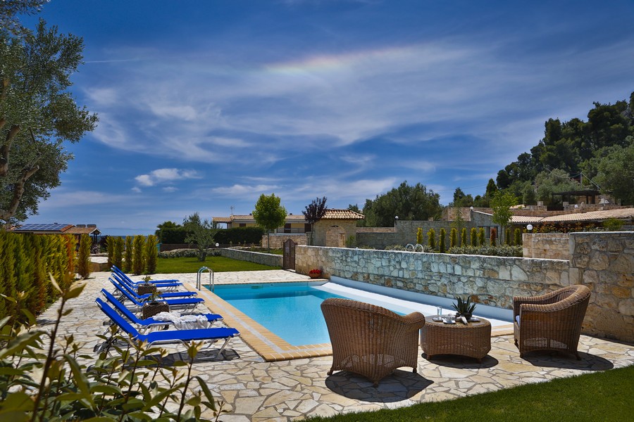 Hotel Nefeli Luxury Villas bazen 1.jpg