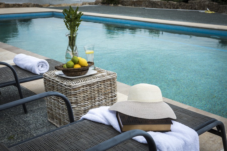 Hotel Nefeli Luxury Villas bazen sa lezaljkama.jpg