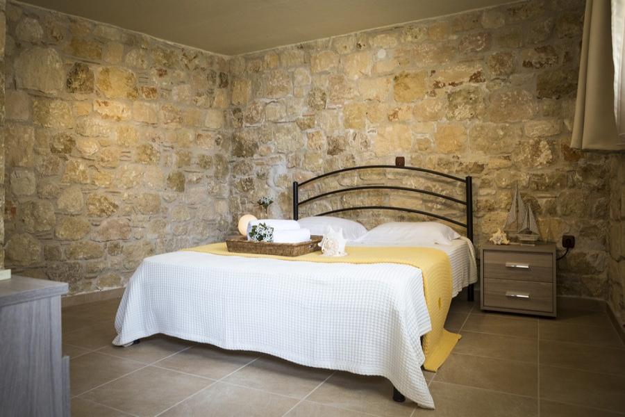 Hotel Nefeli Luxury Villas enterijer sobe.jpg