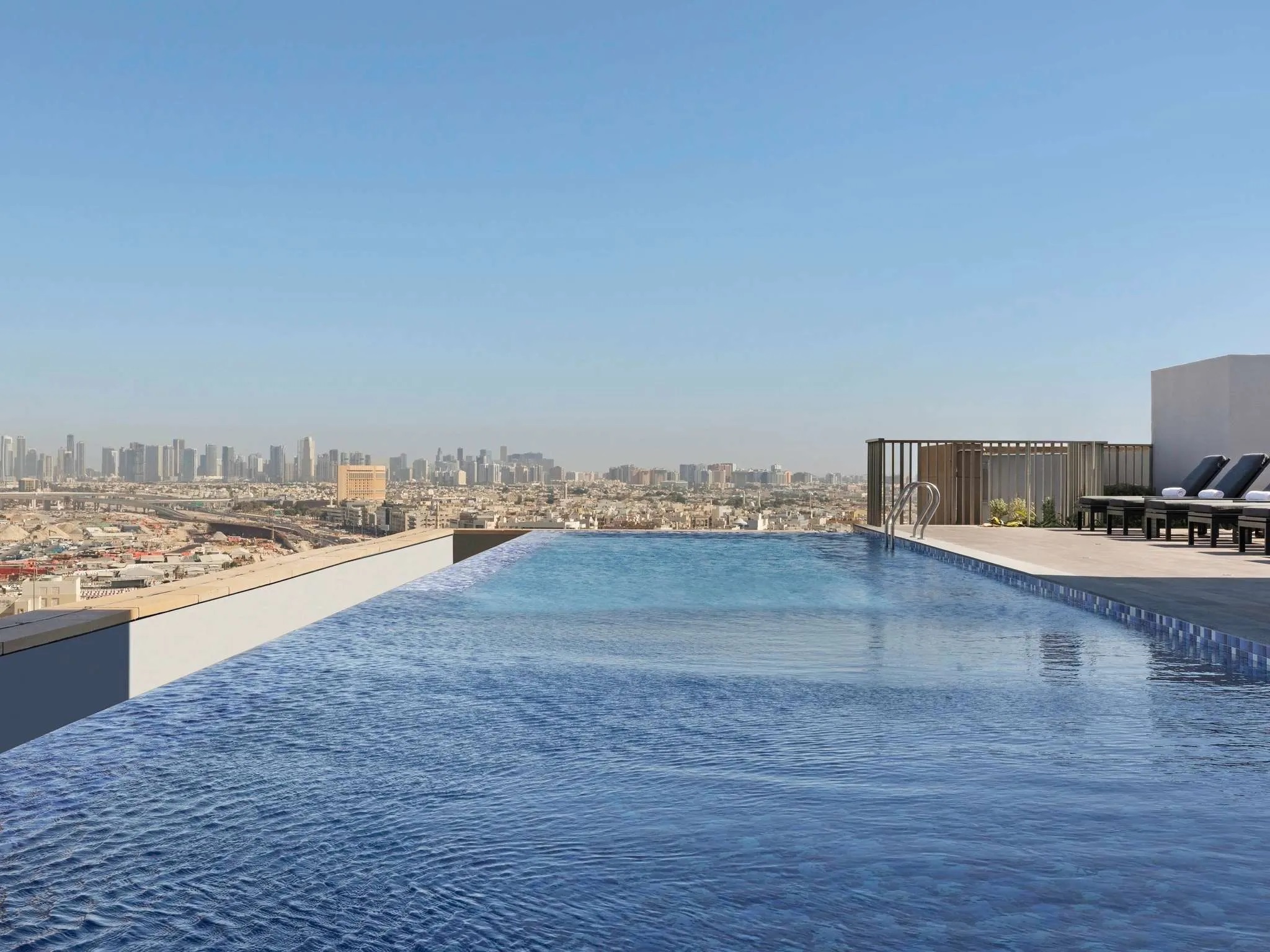 Aparthotel Adagio Dubai Deira-Bazen na krovu.jpg