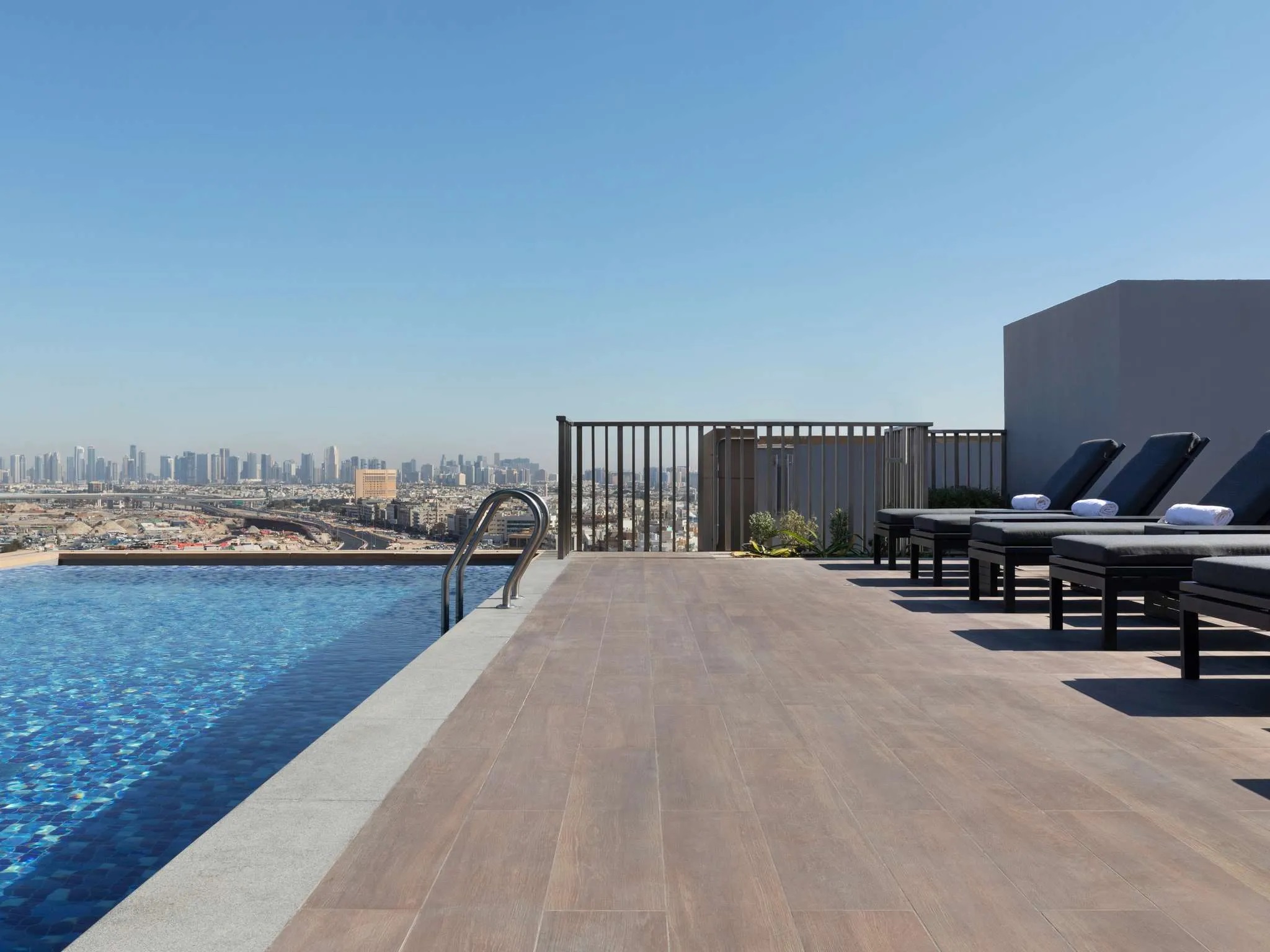 Aparthotel Adagio Dubai Deira-Bazen na otvorenom.jpg