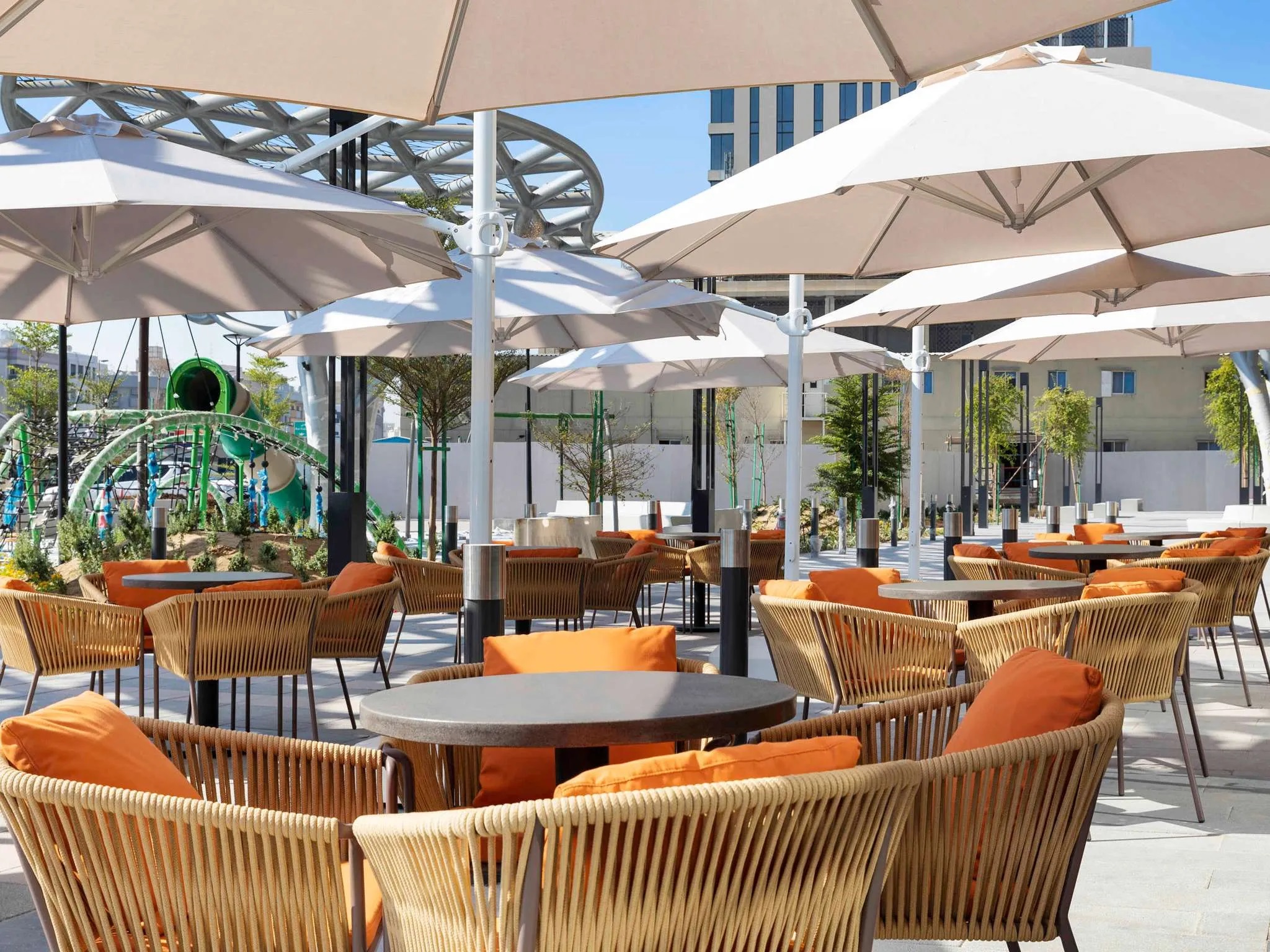 Aparthotel Adagio Dubai Deira-Terasa restorana.jpg