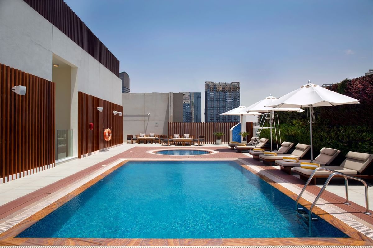 Grayton Hotel Dubai-Bazen na krovu.jpg