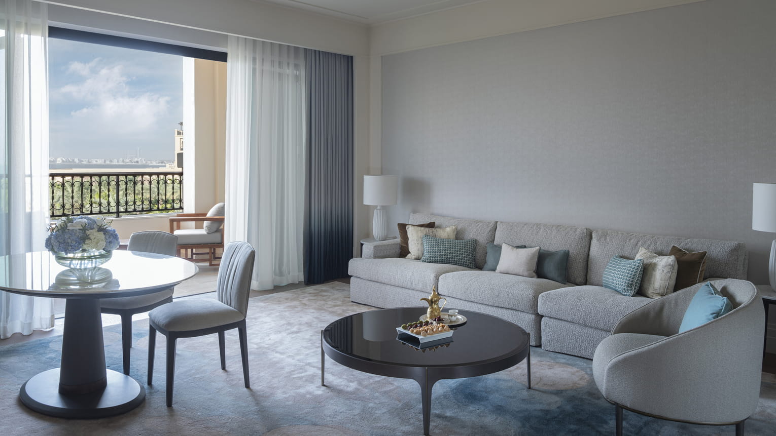 Four Seasons Resort Dubai-Jumeirah suite pogled more.jpg