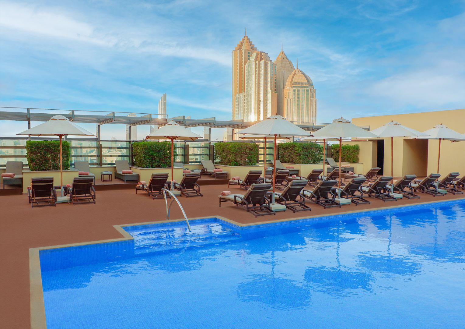 Southern Sun Abu Dhabi bazen na krovu.jpg