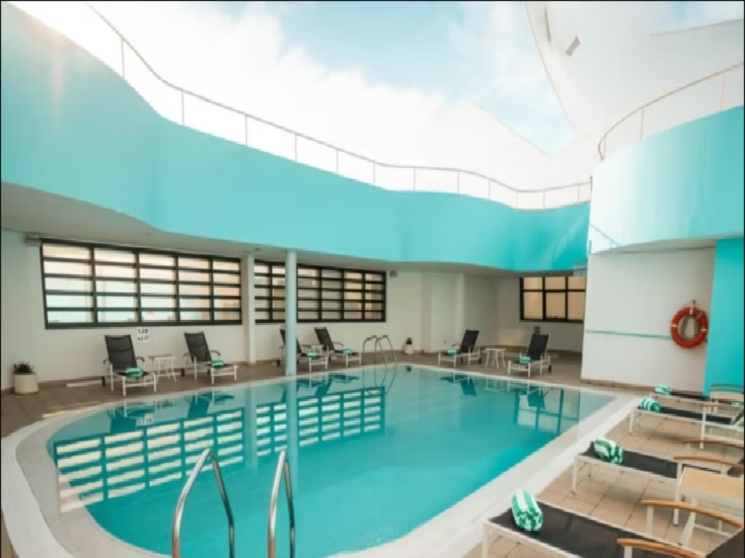 Holiday Inn Abu Dhabi bazen.jpg