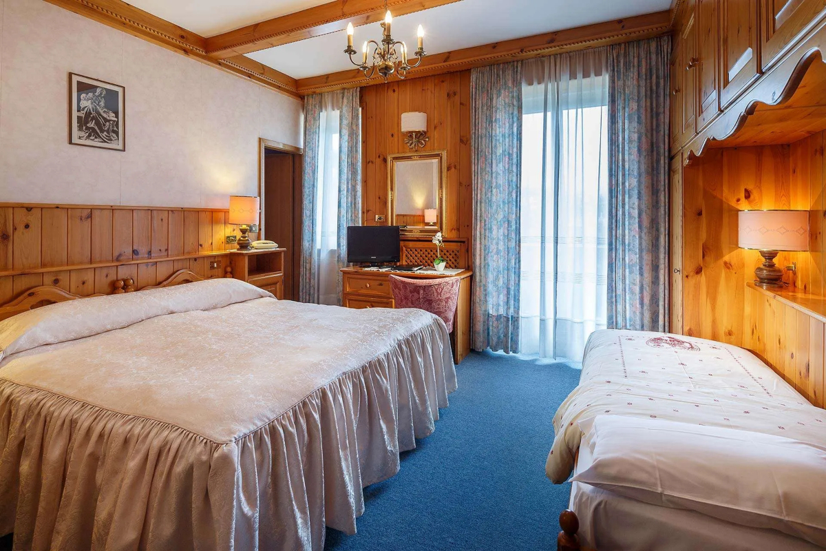 Hotel Columbia trokrevetna spavaća soba