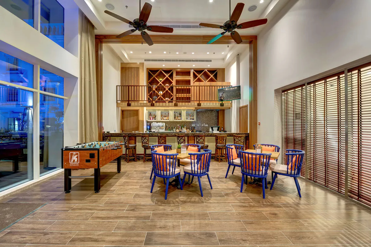 Radisson Blu Hotel bar pored bazena.jpg