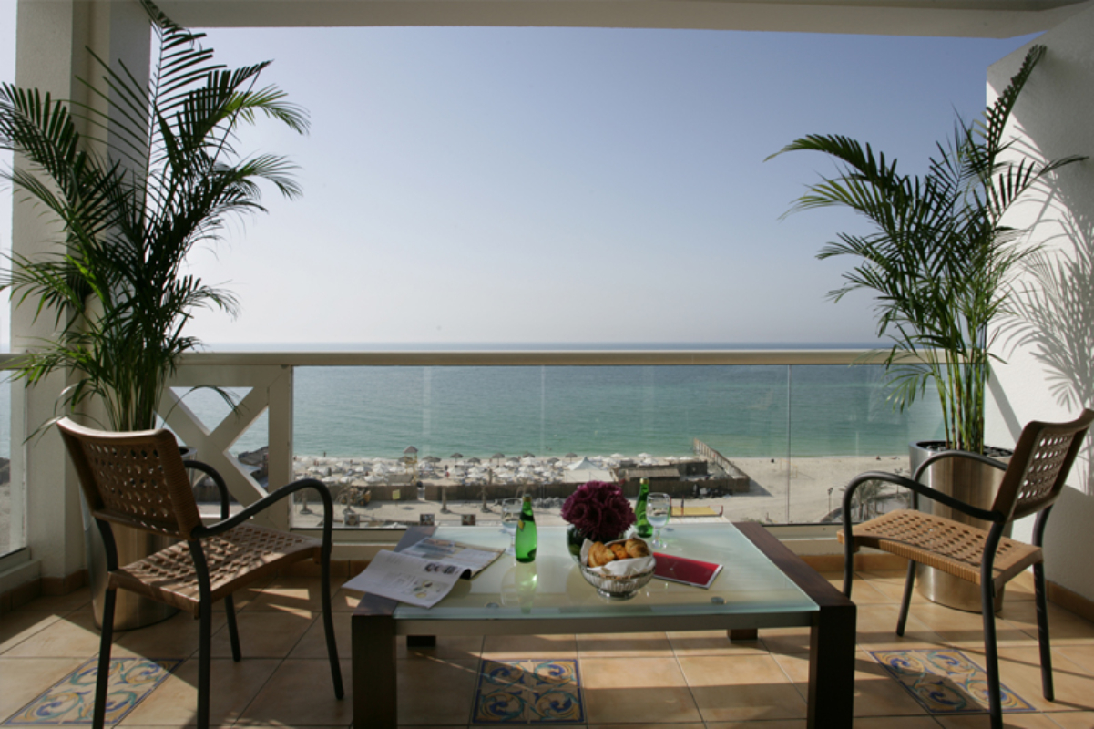 Ramada by Wyndham Beach Hotel Ajman balkon.jpg