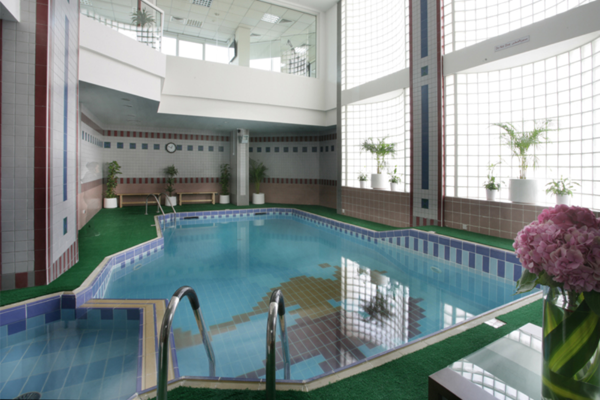 Ramada by Wyndham Beach Hotel Ajman bazen.jpg