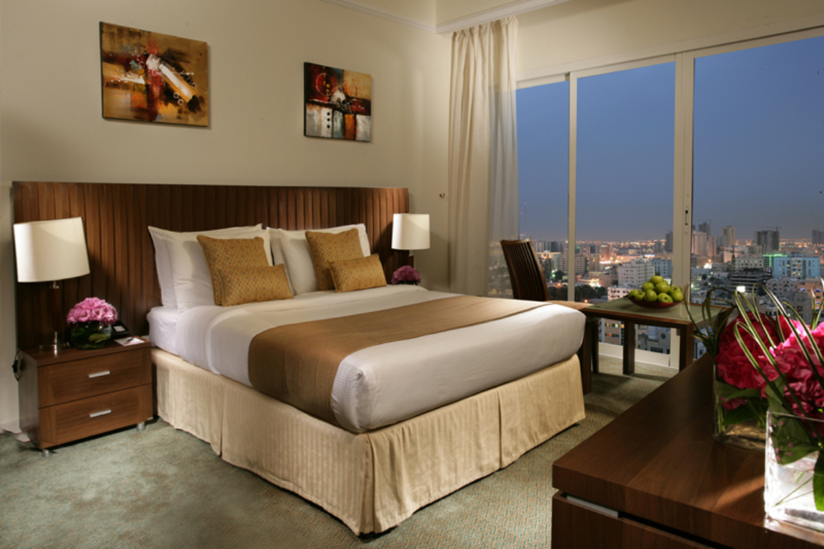 Ramada by Wyndham Beach Hotel Ajman deluxe soba.jpg