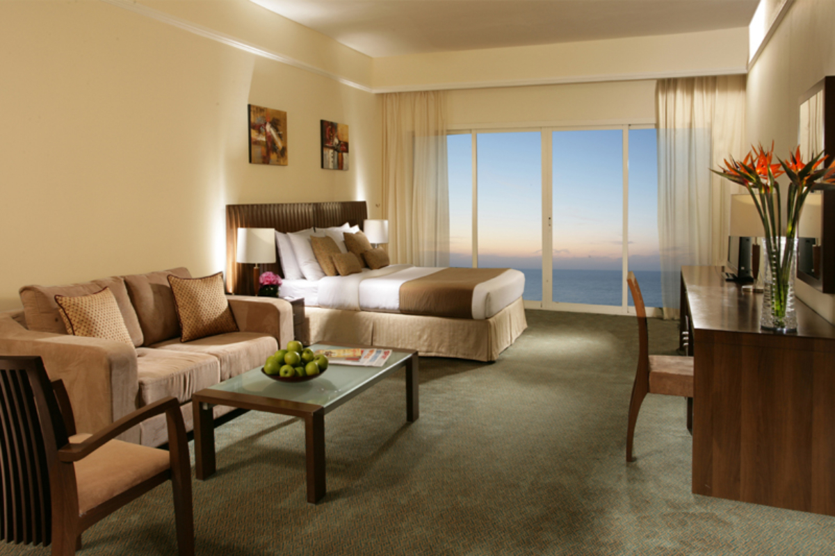 Ramada by Wyndham Beach Hotel Ajman dvokrevetna soba.jpg