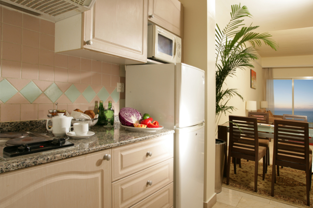 Ramada by Wyndham Beach Hotel Ajman kuhinja apartmana.jpg