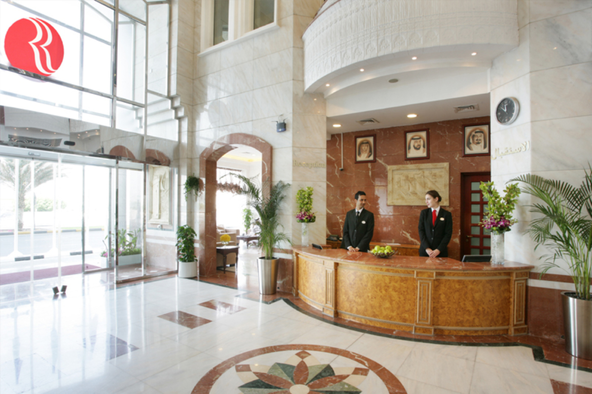Ramada by Wyndham Beach Hotel Ajman recepcija.jpg