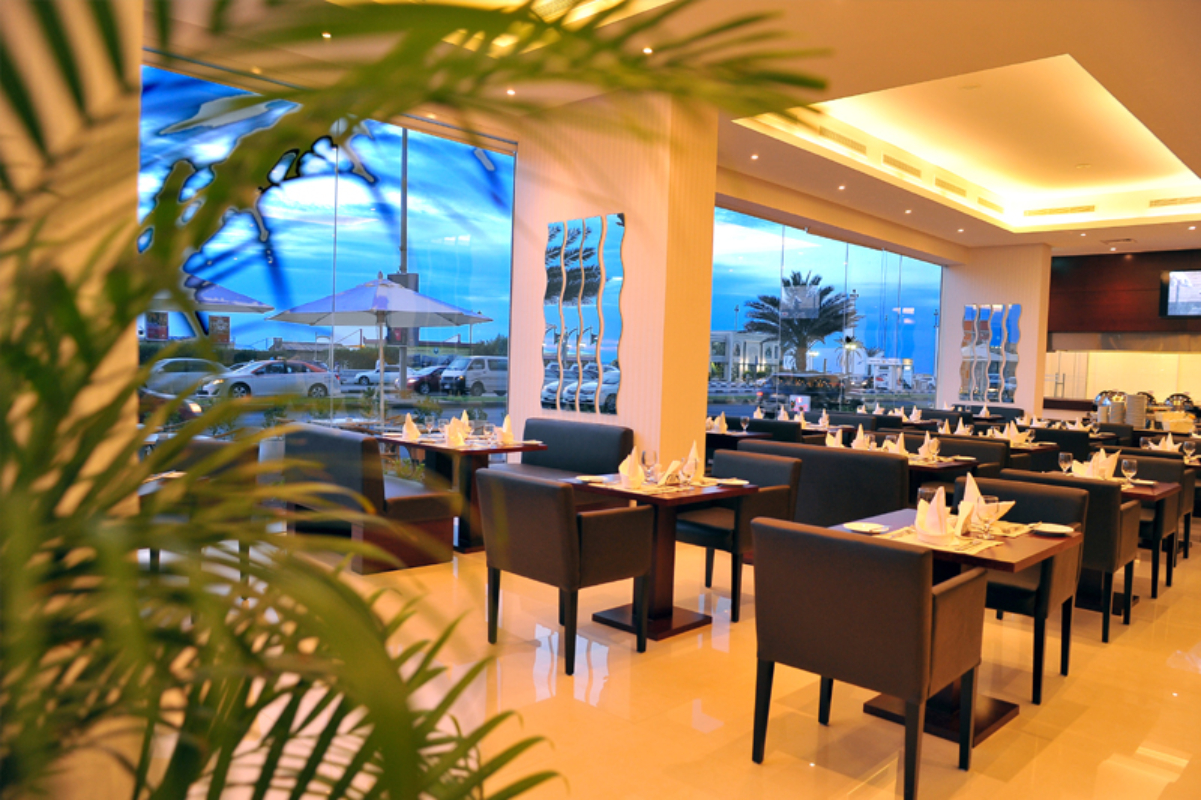 Ramada by Wyndham Beach Hotel Ajman restoran.jpg