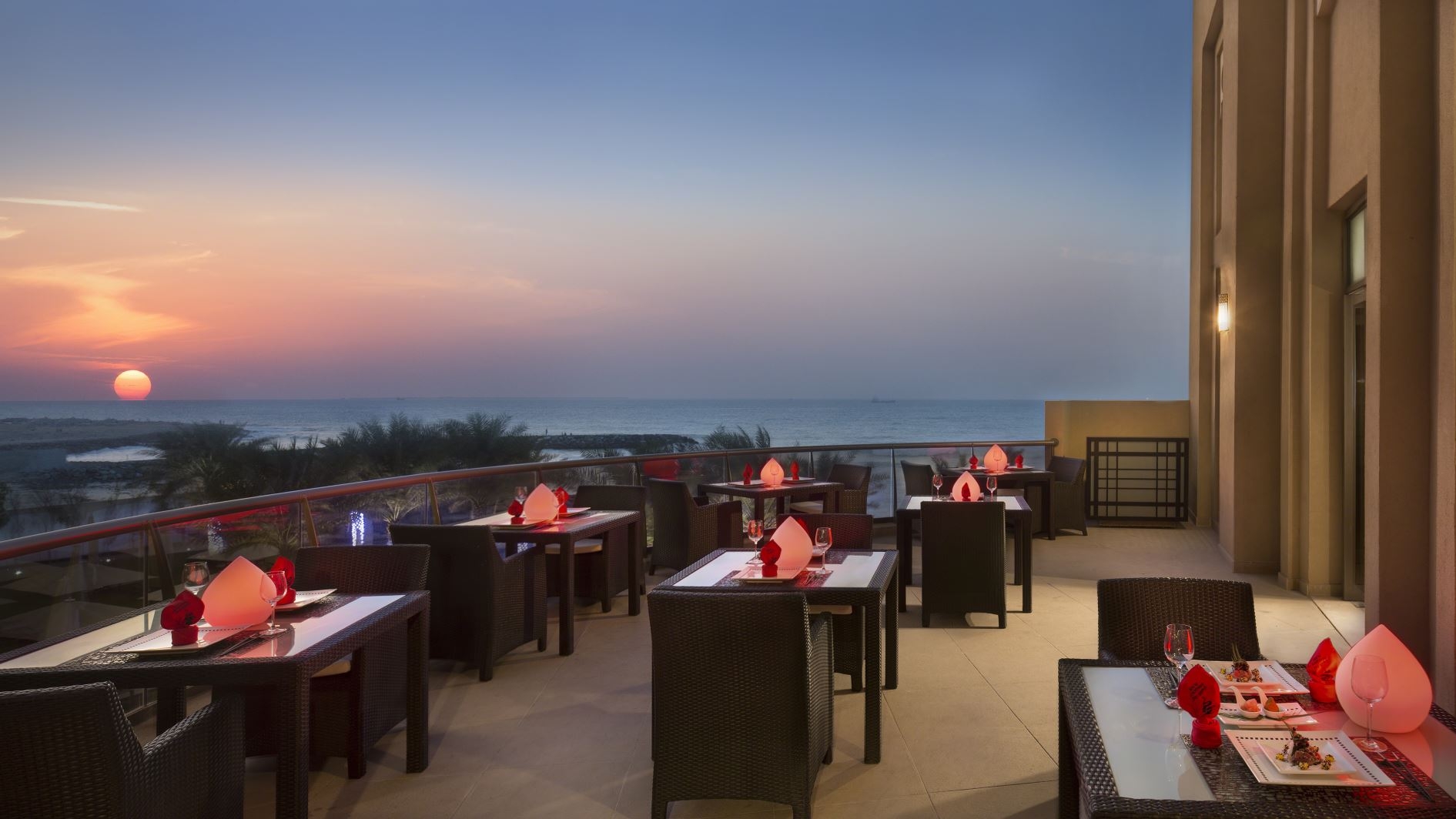 Bahi Ajman Palace hotel terasa restorana.jpg