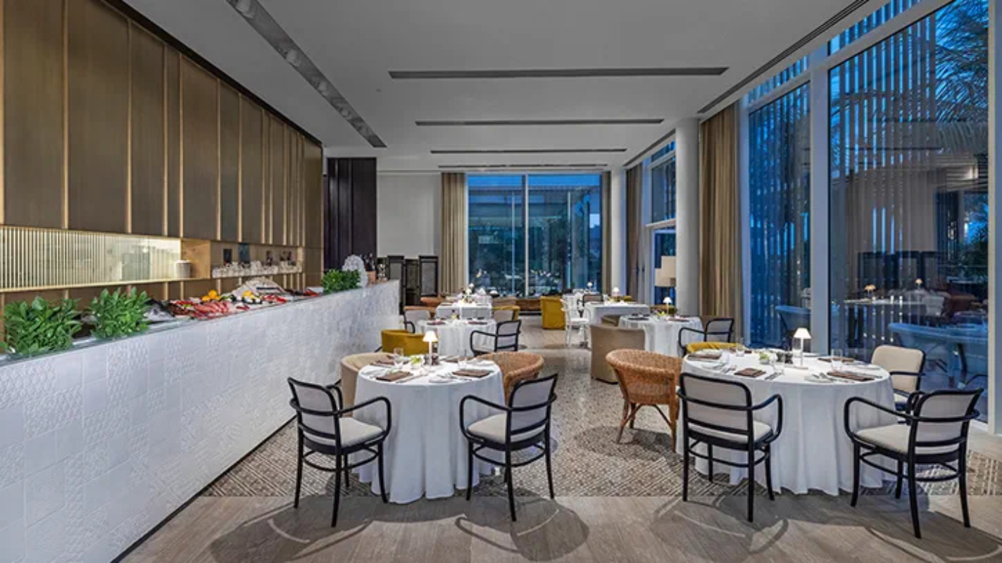 The Oberoi Beach Resort Al Zorah Hotel restoran.jpg