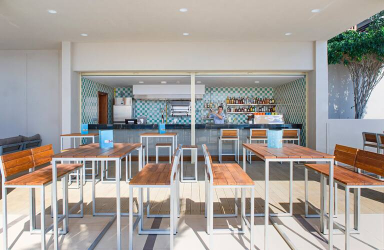 Hilton Garden Inn Ras Al Khaimah bar na bazenu.jpg