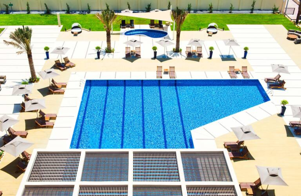 Hilton Garden Inn Ras Al Khaimah bazen.jpg