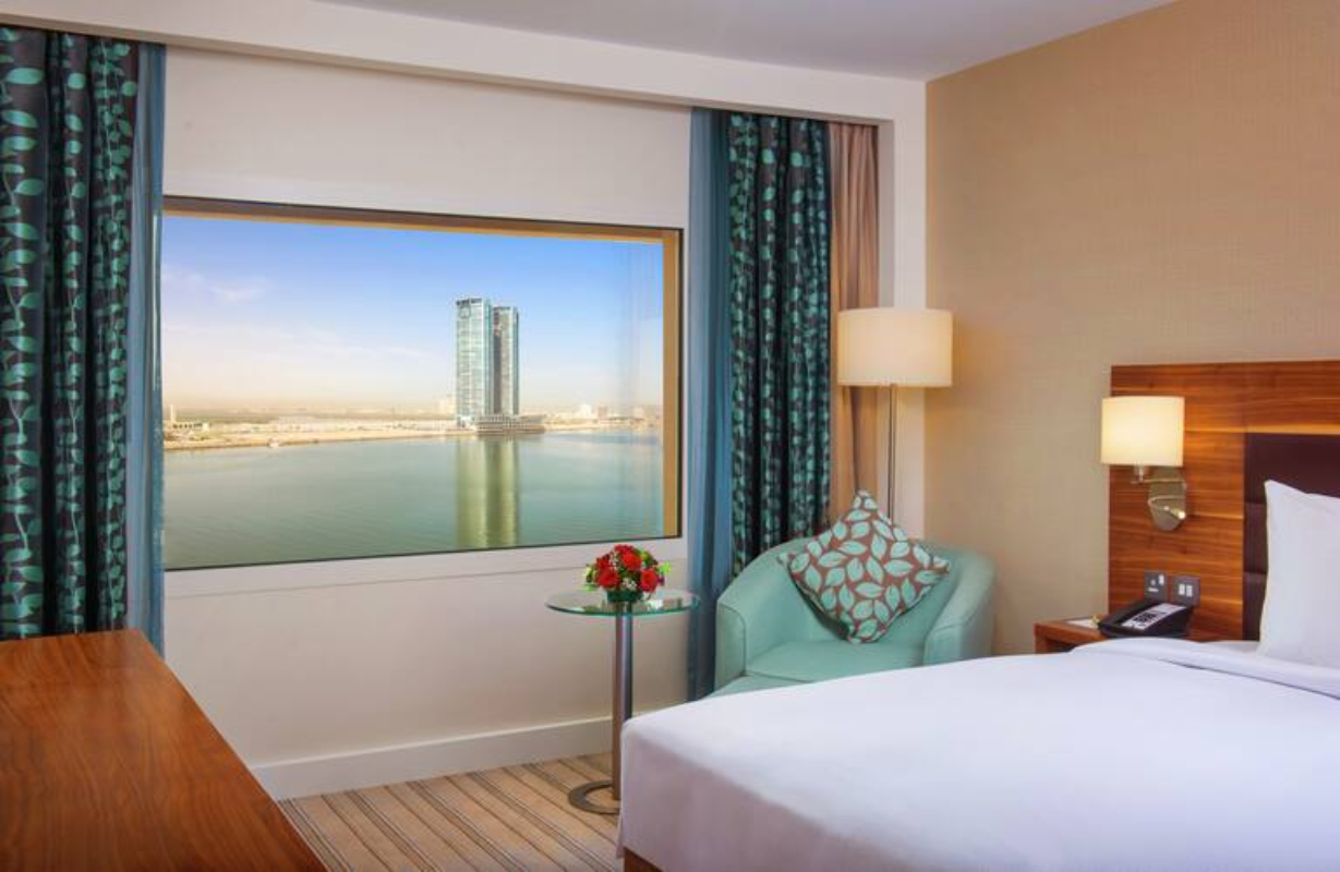 Hilton Garden Inn Ras Al Khaimah pogled na luku.jpg