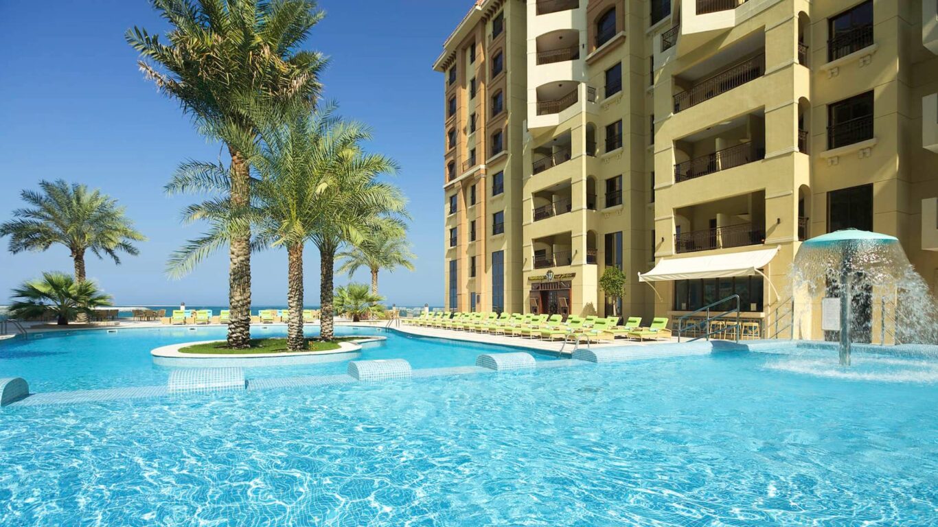 Pullman Resort Al Marjan Island Hotel bazen.jpg