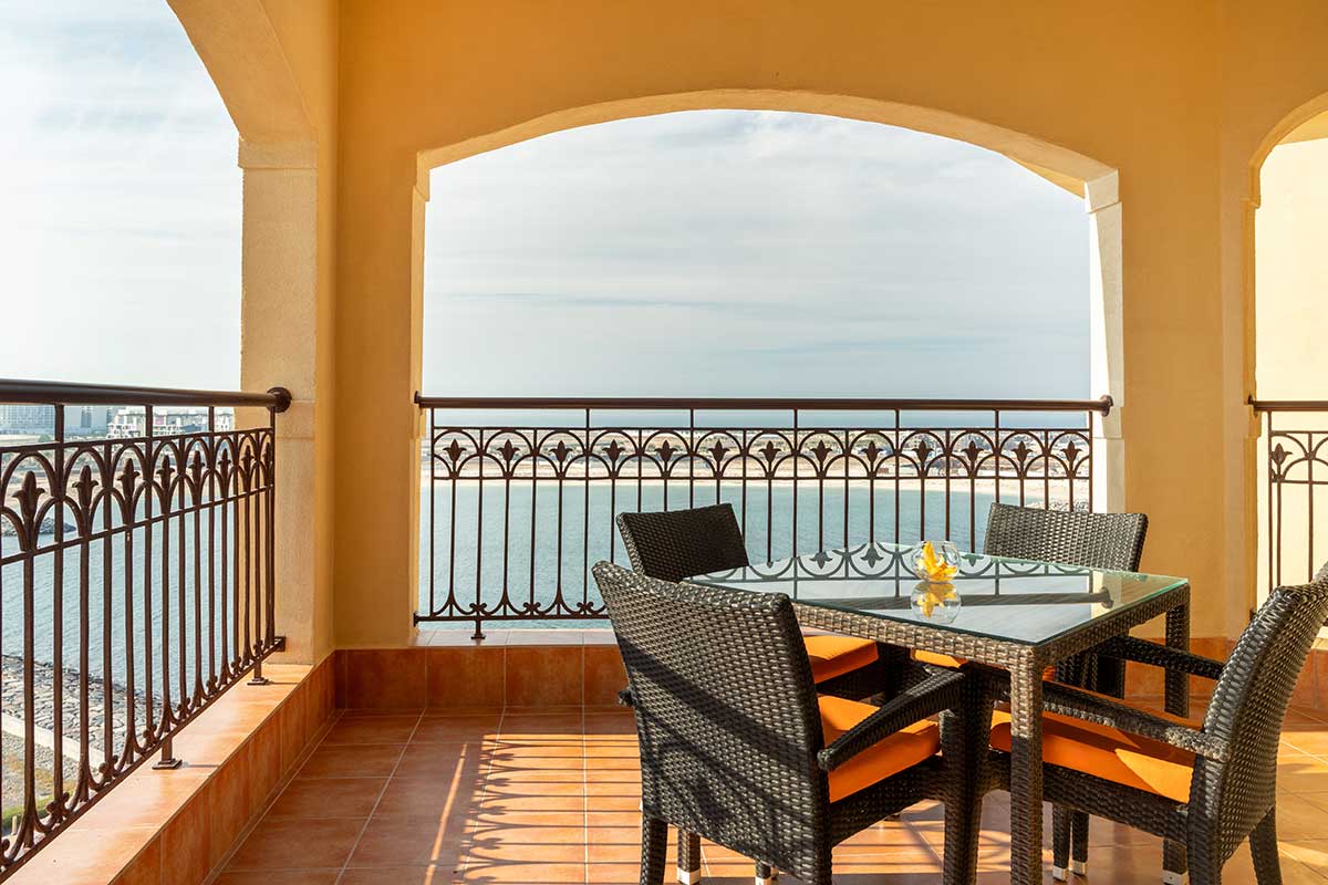 Pullman Resort Al Marjan Island Hotel dvosoban apartman balkon.jpg