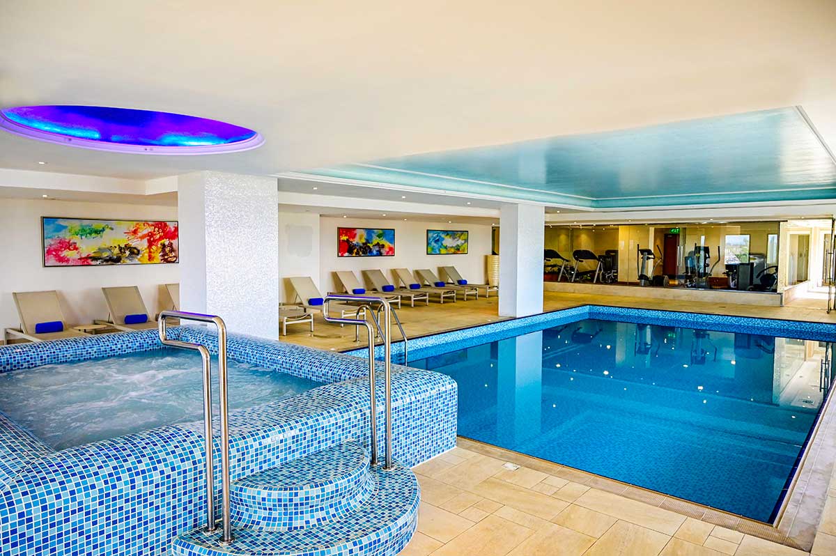 Pullman Resort Al Marjan Island Hotel unutrašnji bazen.jpg