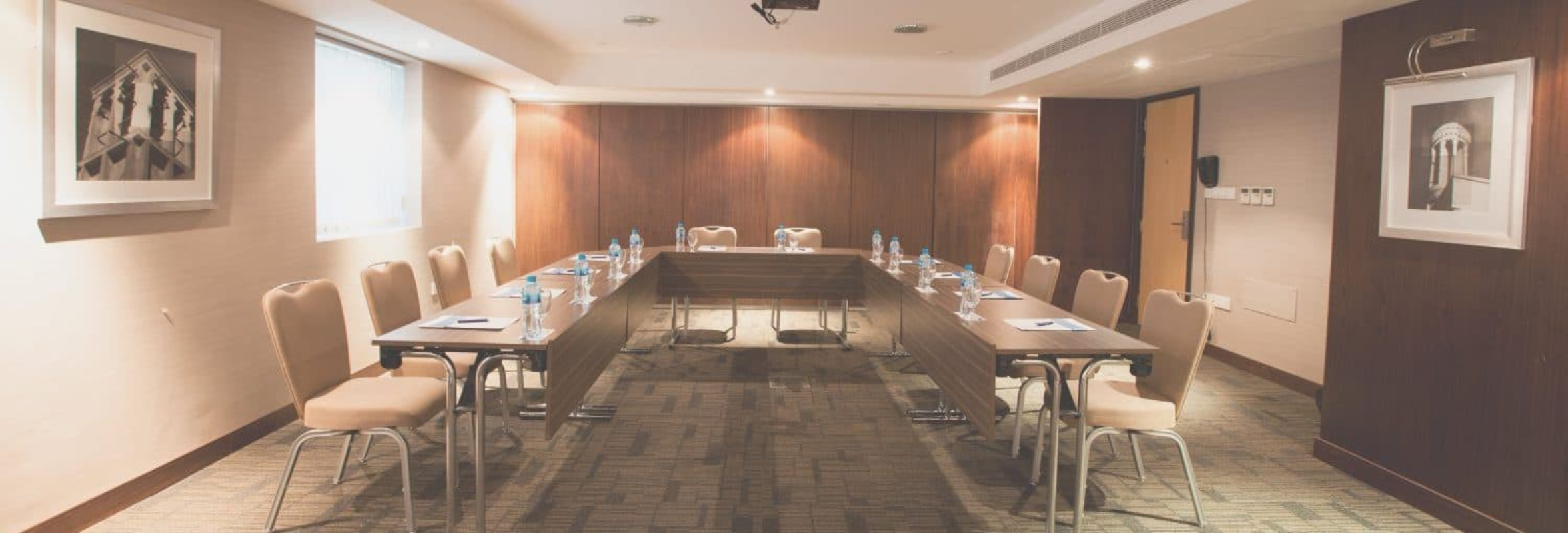 Citymax Hotel Sharjah sala za sastanke.jpg