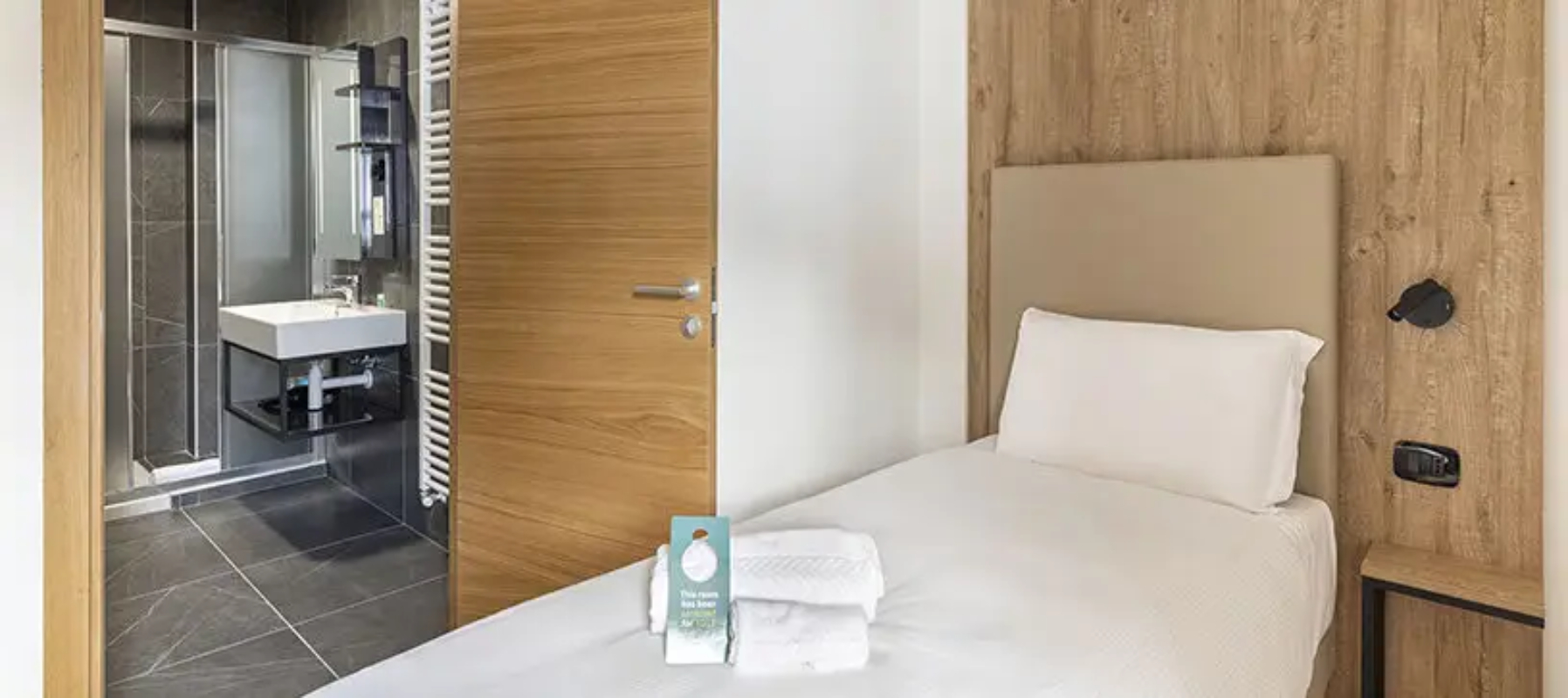 B & B Hotel Passo Tre Corci Cortina jednokrevetna spavaća soba.jpg
