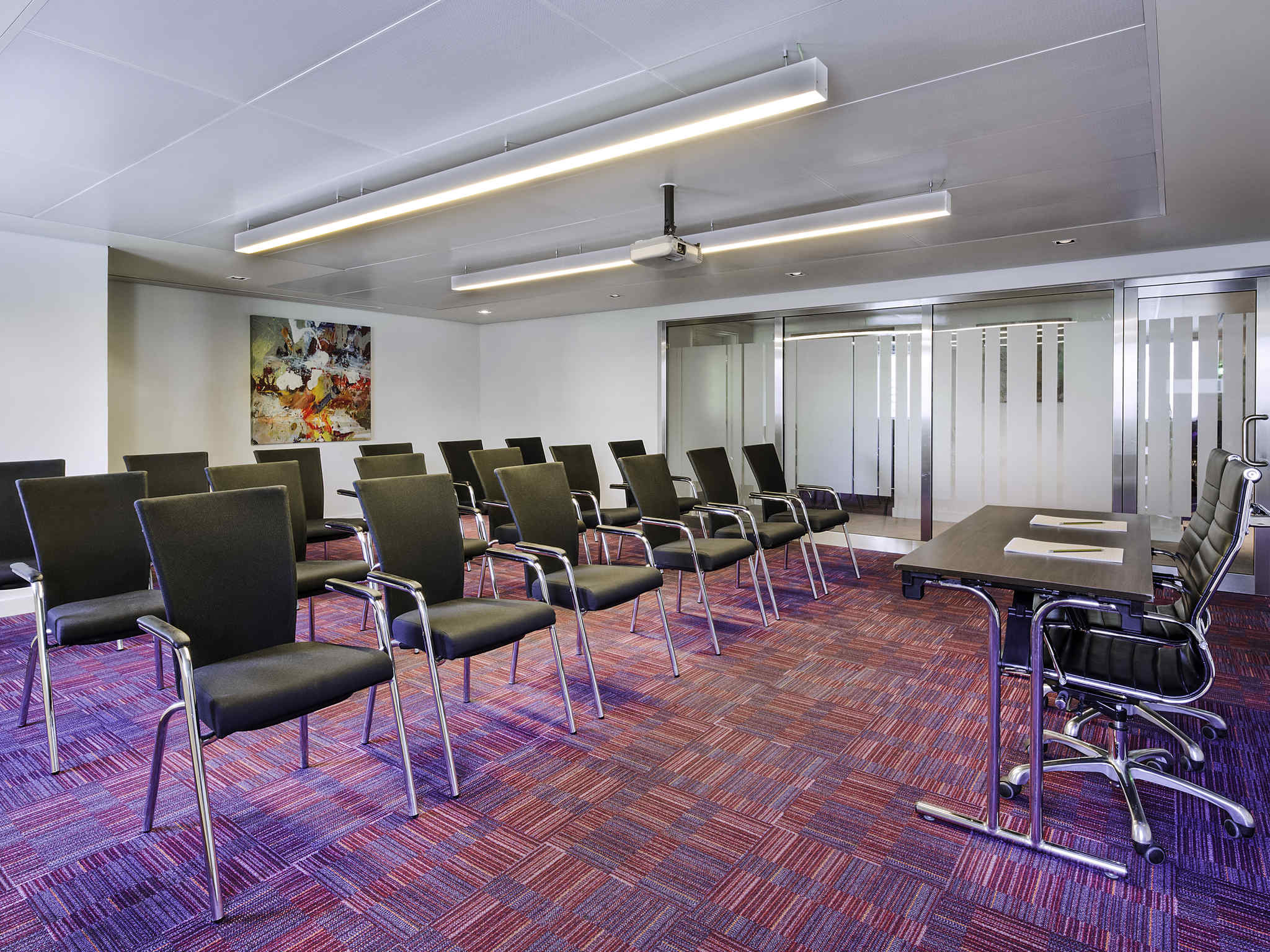 Ibis Styles Sharjah Hotel sala za sastanke.jpg