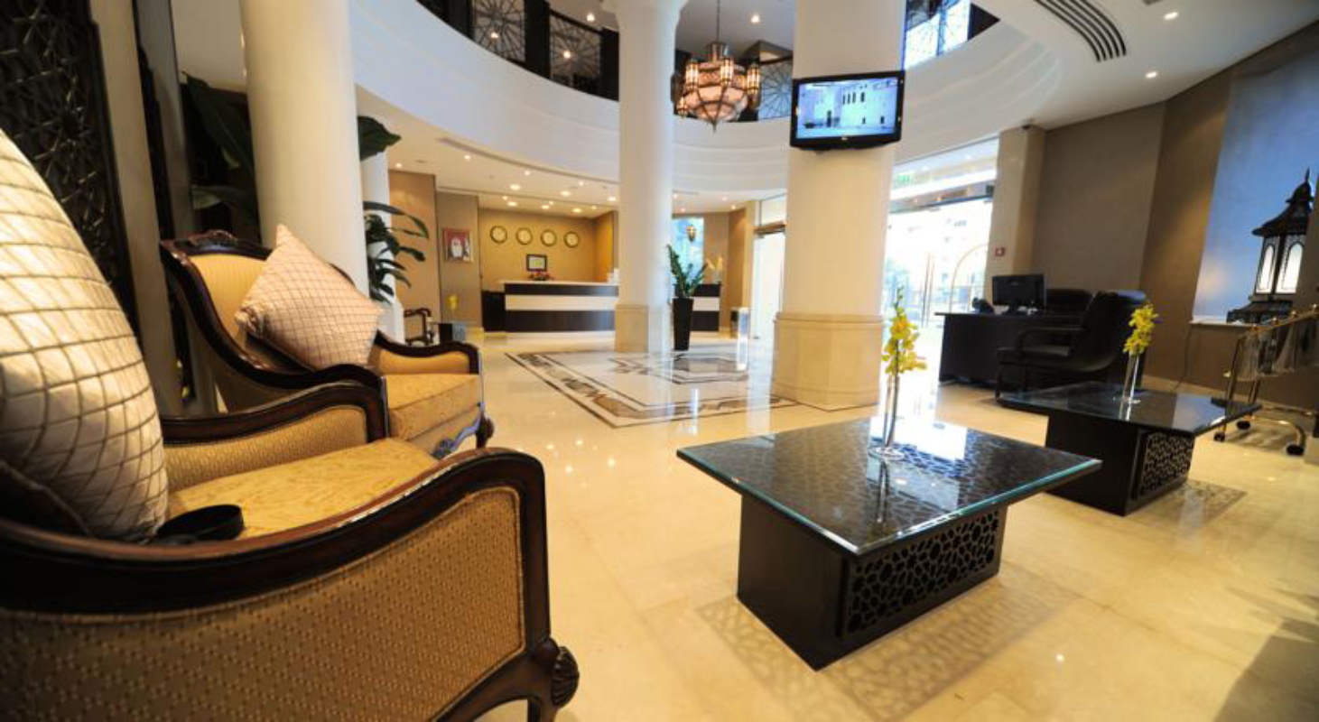 AlHamra Hotel lobi prostor.jpg