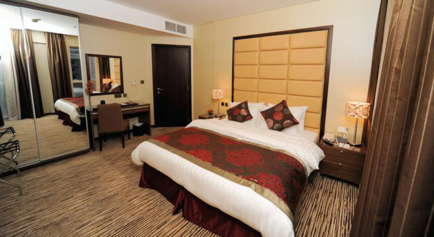 AlHamra Hotel spavaća soba apartmana.jpg