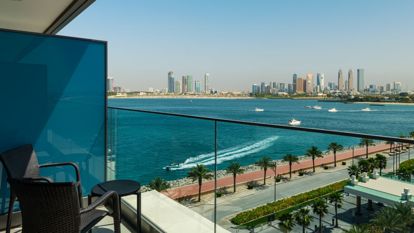 Aloft Palm Jumeirah balkon sa delimičnim pogledom na more.jpg