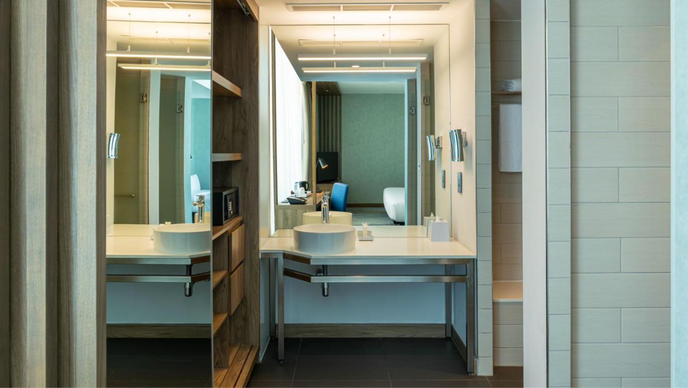 Aloft Palm Jumeirah porodična soba kupatilo.jpg
