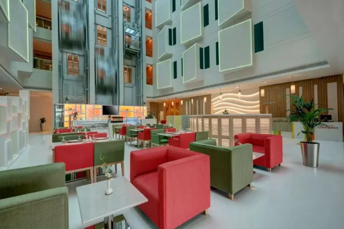 Al Khoory Atrium Hotel lobi bar.jpg