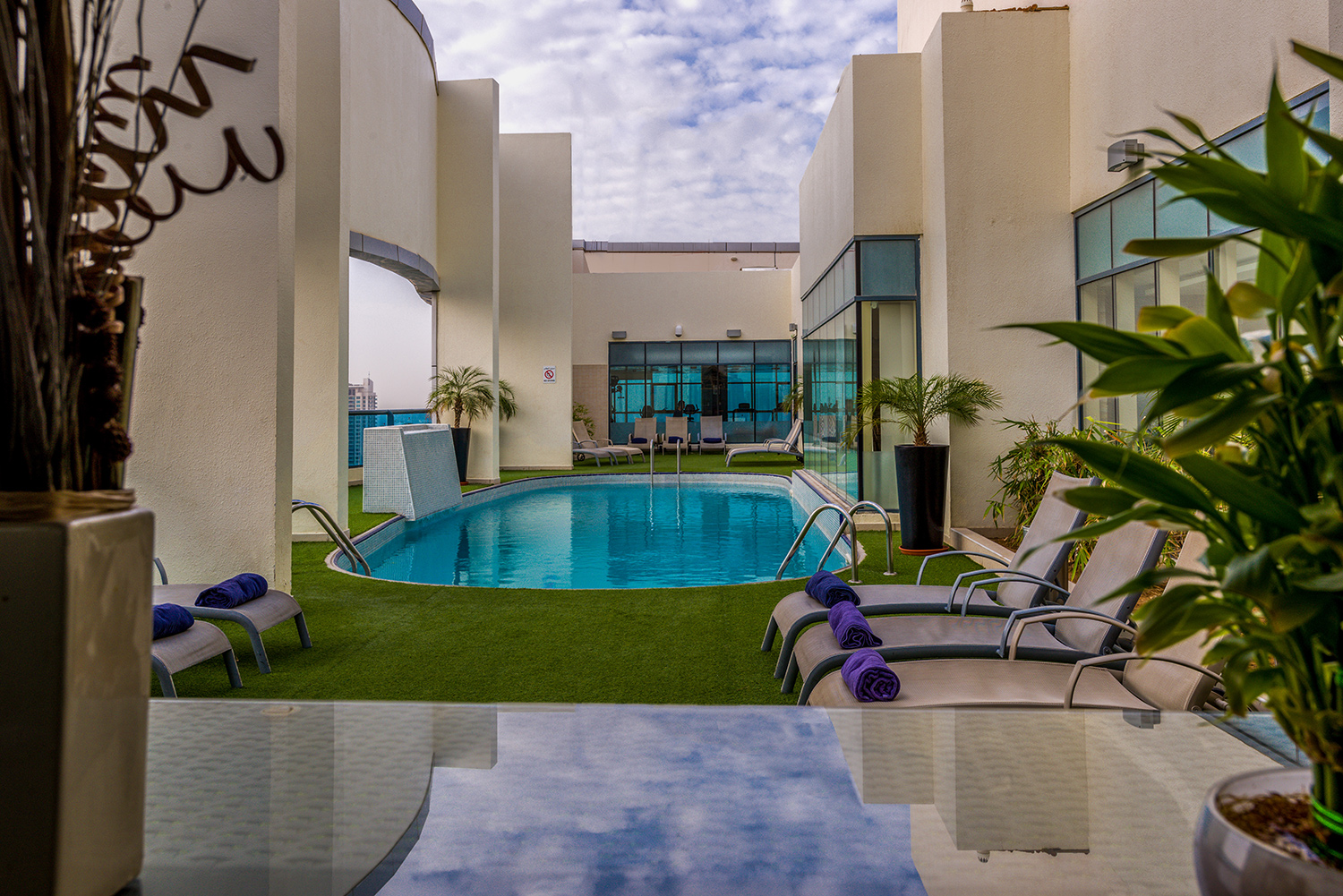 First Central Hotel Suites bazen na krovu.jpg