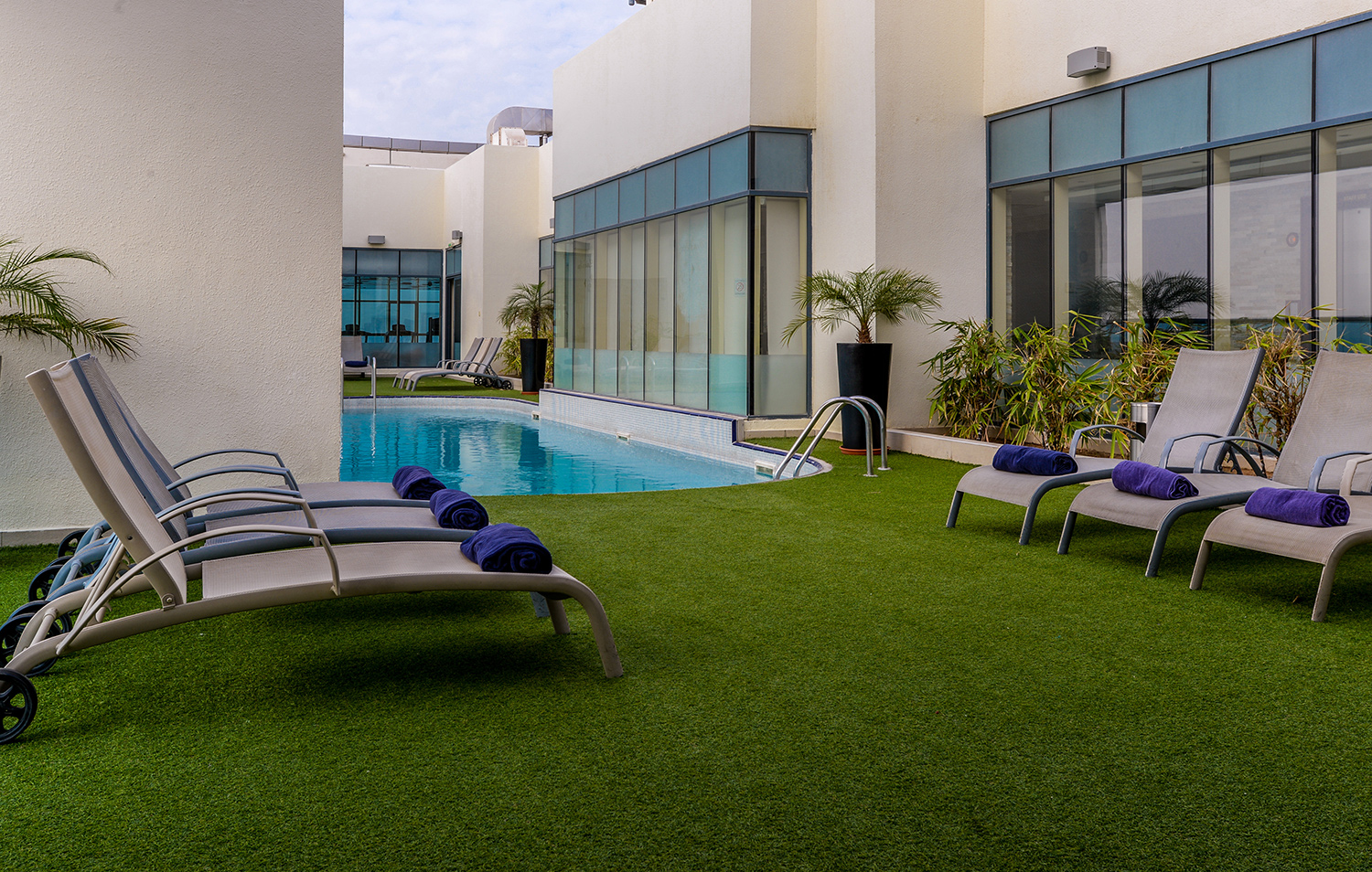First Central Hotel Suites bazen.jpg