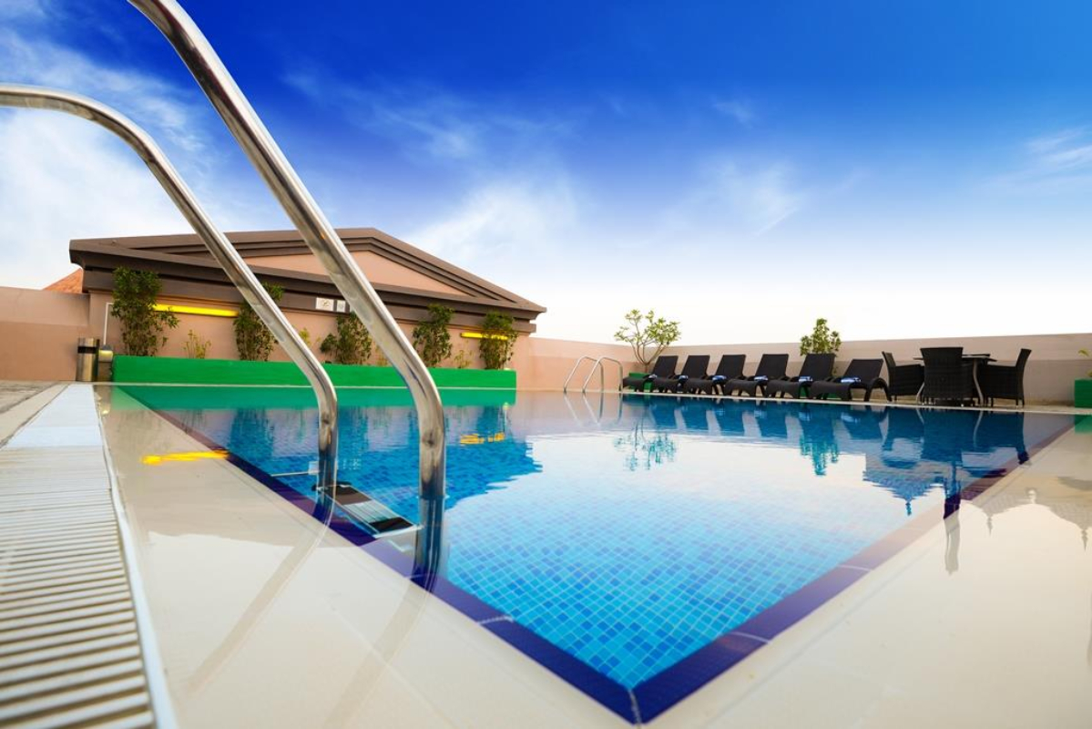 Golden Tulip Al Barsha Hotel bazen.jpg
