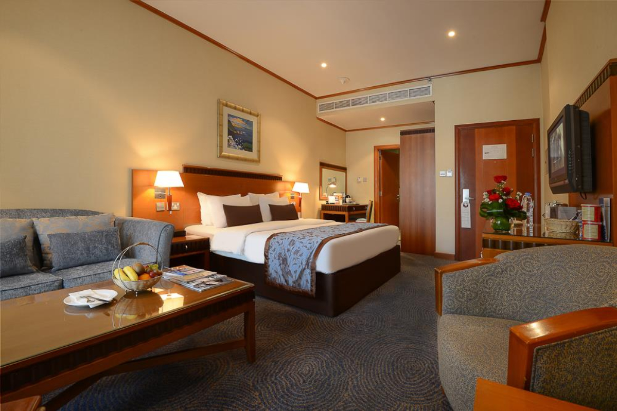 Golden Tulip Al Barsha Hotel deluxe soba.jpg