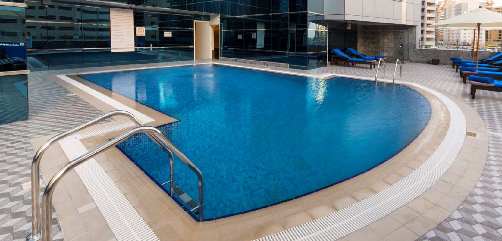 Golden Tulip Media Hotel bazen.jpg